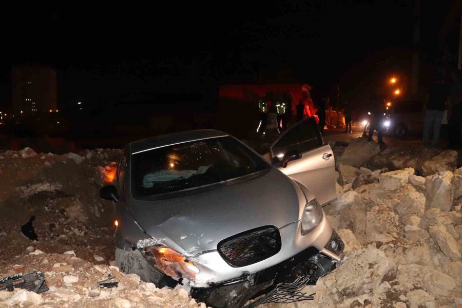 Otomobil İnşaatın Kazı Alanına Uçtu: 2 Yaralı