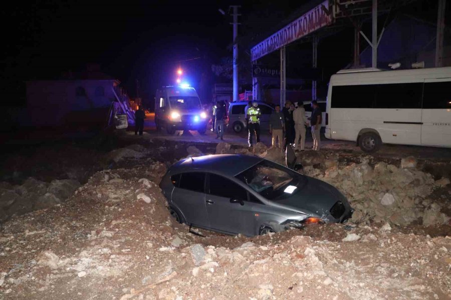 Otomobil İnşaatın Kazı Alanına Uçtu: 2 Yaralı