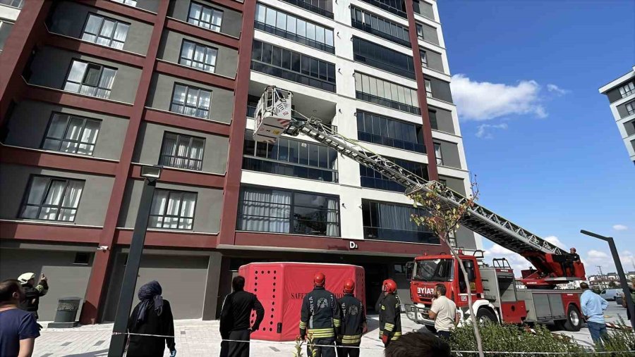Alkollü Olarak İntihara Teşebbüs Eden Şahıs Sızınca 10. Kattan İtfaiye Merdiveniyle İndirildi