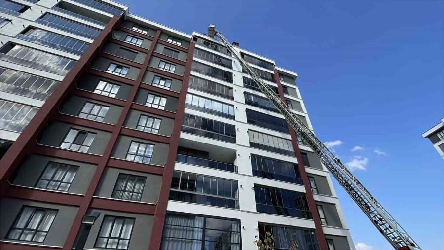 Alkollü Olarak İntihara Teşebbüs Eden Şahıs Sızınca 10. Kattan İtfaiye Merdiveniyle İndirildi