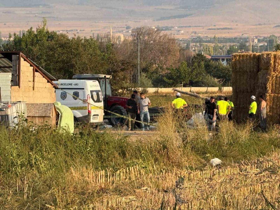 Traktörün Altında Kalan 4 Yaşındaki Çocuk Hayatını Kaybetti