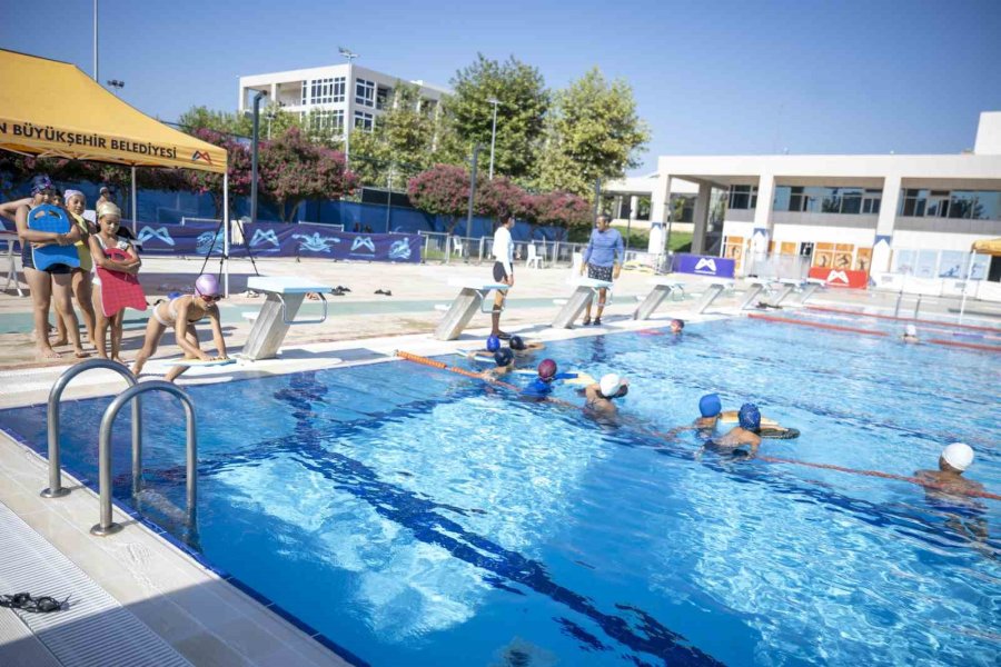 Mersin’de Ücretsiz Yüzme Kurslarında 4 Bin 200 Kişi Eğitim Aldı