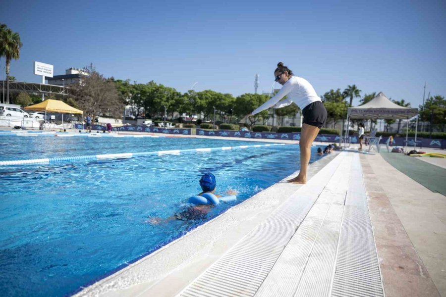 Mersin’de Ücretsiz Yüzme Kurslarında 4 Bin 200 Kişi Eğitim Aldı