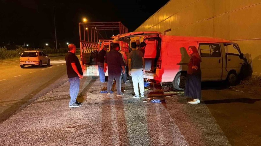 Antalya’da Panelvan Kontrolden Çıktı: 1 Yaralı