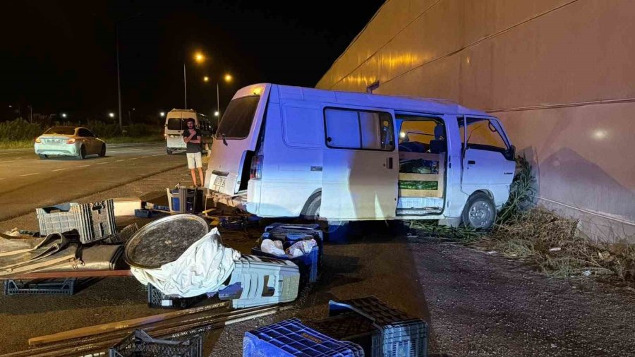 Antalya’da Panelvan Kontrolden Çıktı: 1 Yaralı