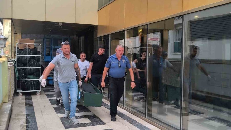 Rus Uyruklu Turist Konakladığı Otelin Koridorunda Ölü Bulundu