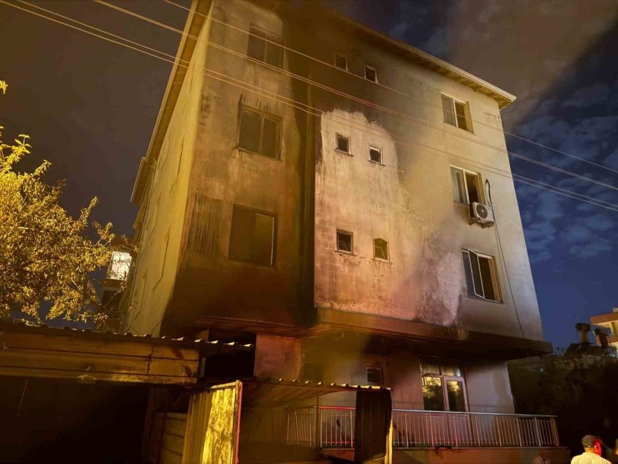 Antalya’da Korkutan Yangın: Otomobil Küle Döndü, Alevler 3 Katlı Binaya Sıçradı