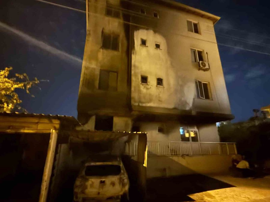 Antalya’da Korkutan Yangın: Otomobil Küle Döndü, Alevler 3 Katlı Binaya Sıçradı