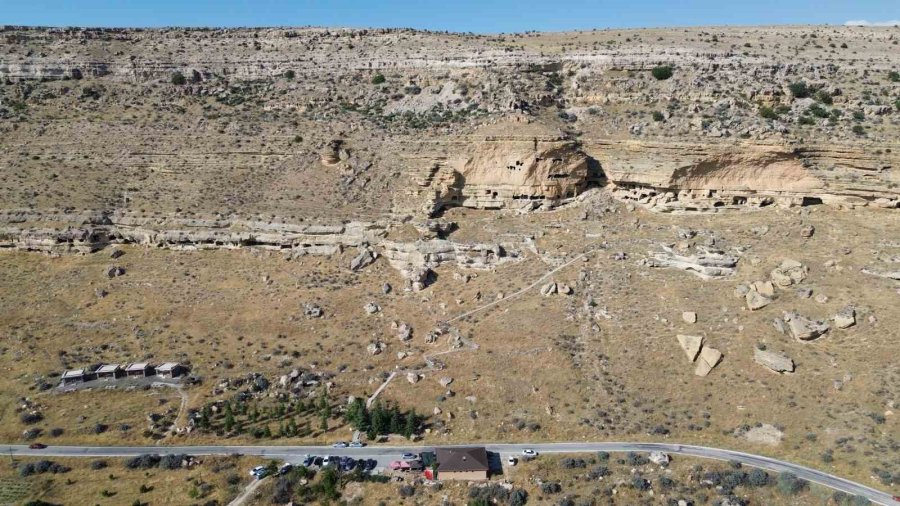 Karaman’ın Kaya Kütlesine Oyulan 5 Katlı Tarihi Mirası Ziyaretçi Akınına Uğruyor