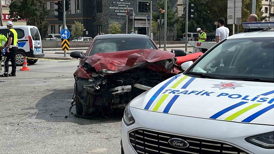 Otomobiller Çarpıştı, Tofaş Hurdaya Döndü: 3’ü Ağır 4 Yaralı