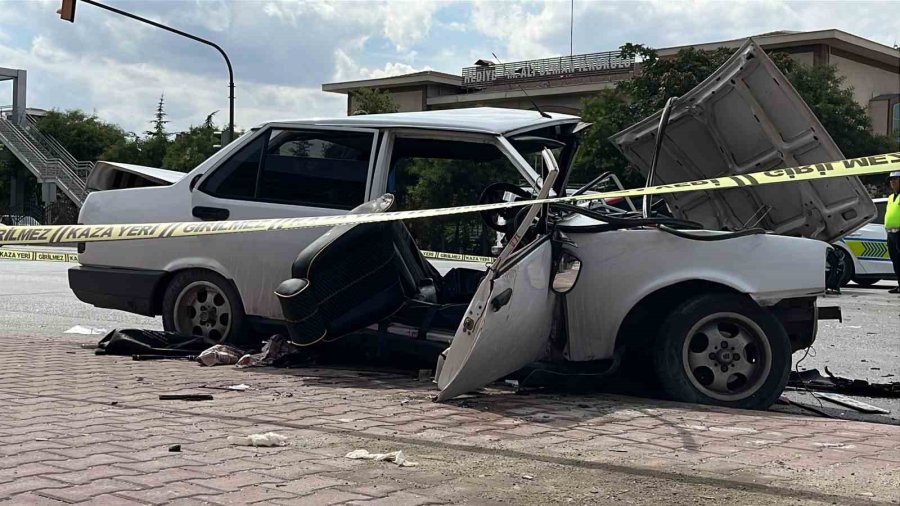 Otomobiller Çarpıştı, Tofaş Hurdaya Döndü: 3’ü Ağır 4 Yaralı
