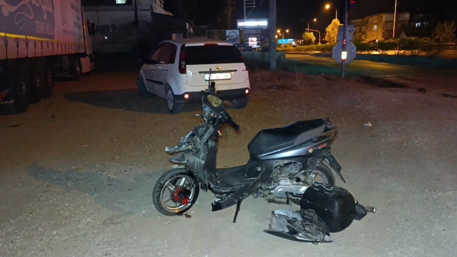 Manavgat’ta Motorlu Bisiklet İle Otomobil Çarpıştı: 1 Yaralı