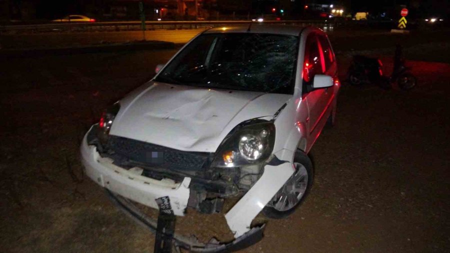 Manavgat’ta Motorlu Bisiklet İle Otomobil Çarpıştı: 1 Yaralı