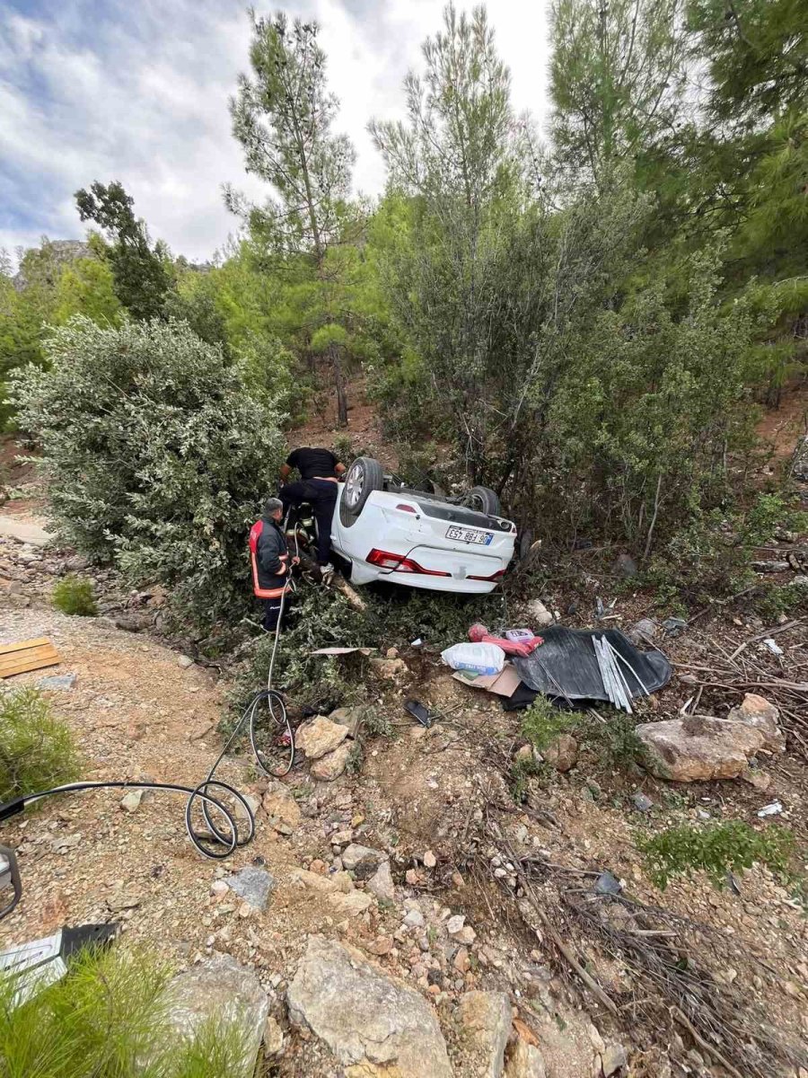 Mersin’de Seyir Halindeki Otomobil Devrildi: 1 Ağır Yaralı