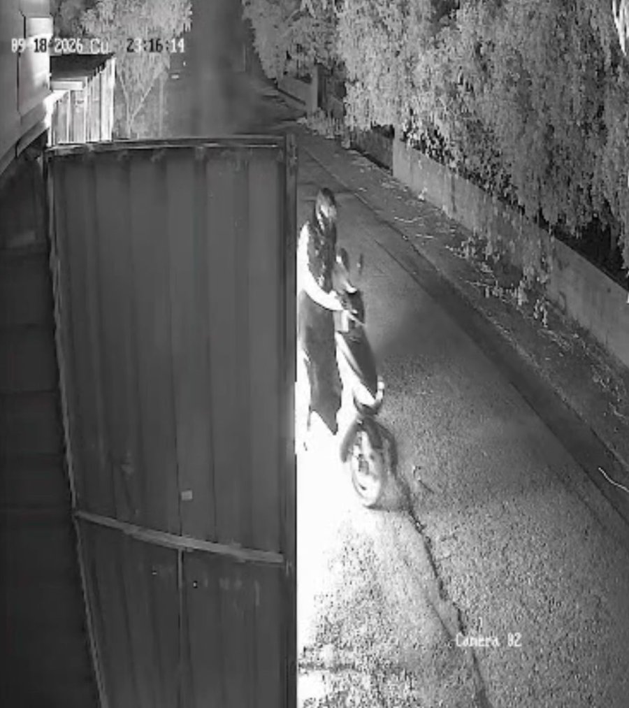 Üzerine Geçirdiği Çöp Poşetiyle Gelip Otomobili Kundakladı: Yangın 3 Katlı Binaya Sıçradı