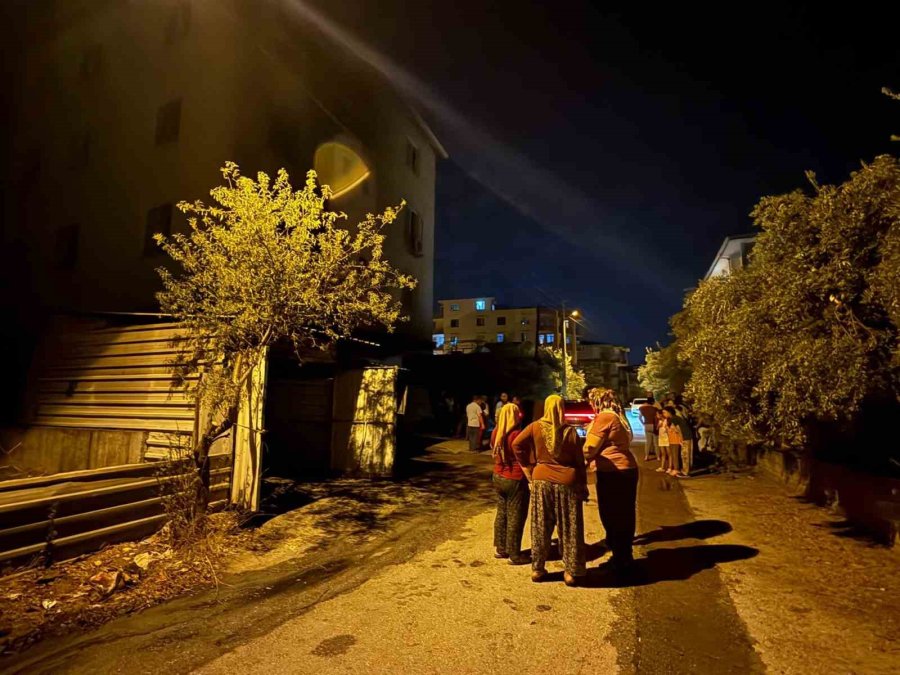 Antalya’da Korkutan Yangın: Otomobil Küle Döndü, Alevler 3 Katlı Binaya Sıçradı