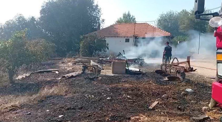 Serik’te Çıkan Yangında Biber Serası Zarar Gördü, Alevler Eve Metreler Kala Durduruldu