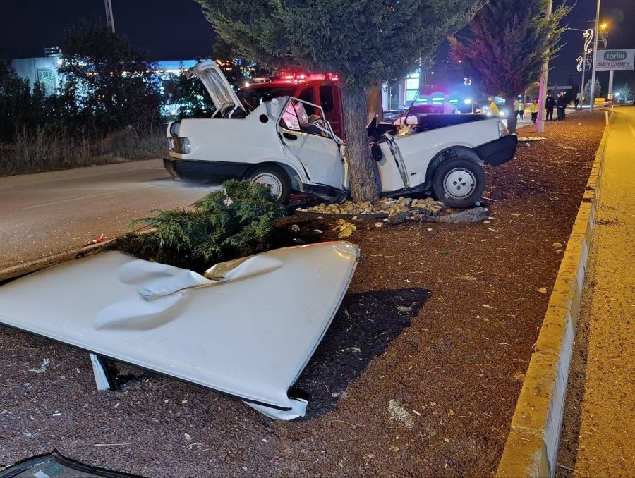 Beyşehir’de Tofaş Otomobil Ağaca Çarptı: 1’i Ağır 2 Yaralı