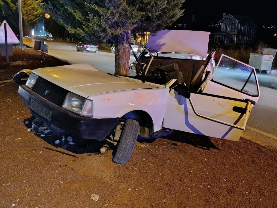 Beyşehir’de Tofaş Otomobil Ağaca Çarptı: 1’i Ağır 2 Yaralı