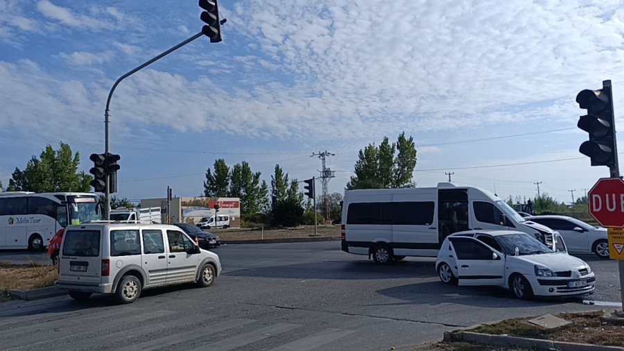 Tur Minibüsü İle Otomobil Çarpıştı: 2 Yaralı