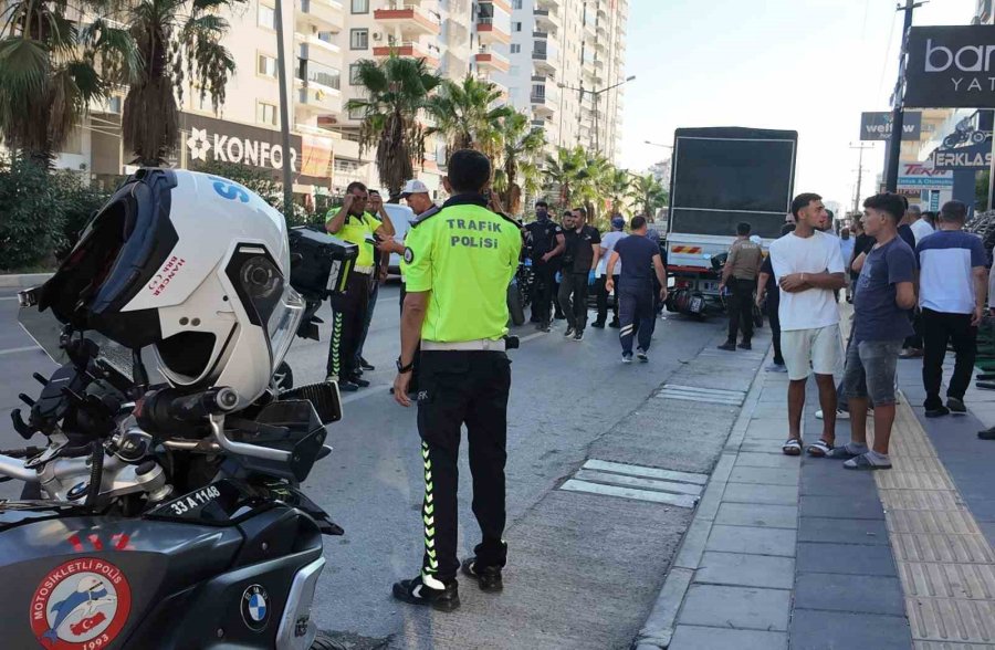 Tırla Çarpışan Motosiklet Ardından Kamyonete Çarptı: 1 Ölü, 1 Yaralı