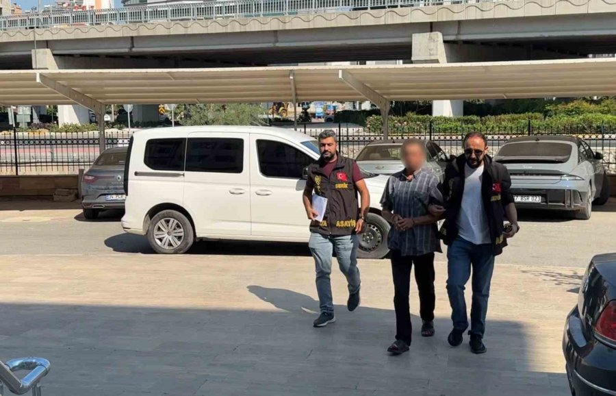 Üzerine Çöp Poşeti Geçirip Küçükbaş Hayvanlarını Şikayet Eden Ailenin Otomobilini Kundakladı