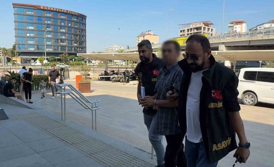 Üzerine Çöp Poşeti Geçirip Küçükbaş Hayvanlarını Şikayet Eden Ailenin Otomobilini Kundakladı