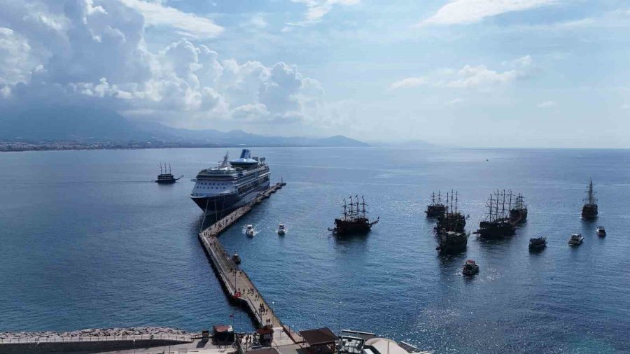 Lüks Kruvaziyer Bin 765 Turist İle Alanya İskelesine Demir Attı