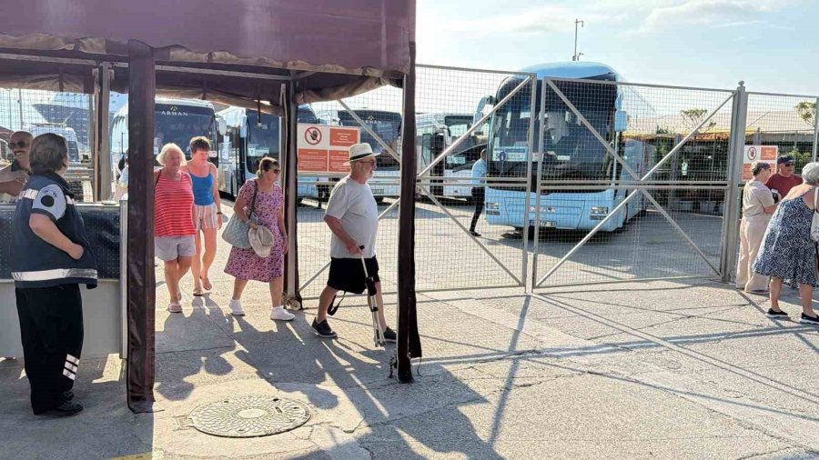 Lüks Kruvaziyer Bin 765 Turist İle Alanya İskelesine Demir Attı