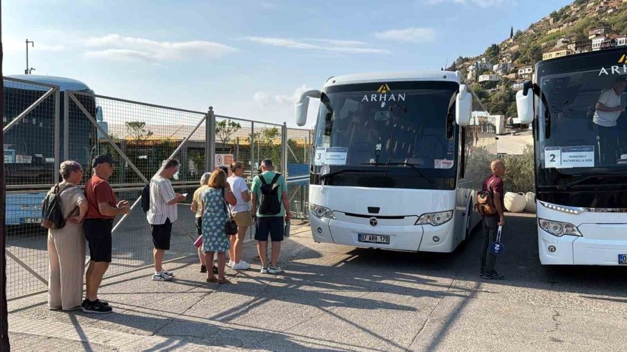 Lüks Kruvaziyer Bin 765 Turist İle Alanya İskelesine Demir Attı