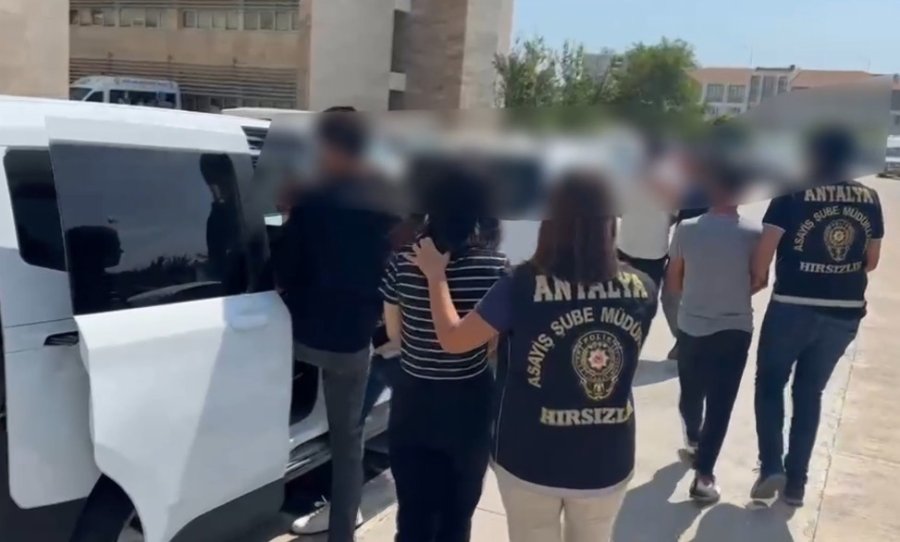 Evden Çaldıkları Çelik Kasaları Dereye Attılar, Altınları Motosiklet Koltuğuna Sakladılar