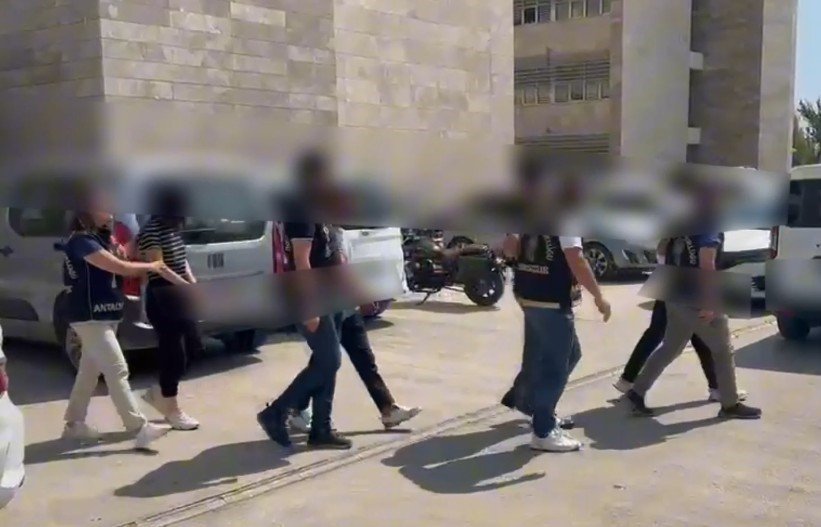 Evden Çaldıkları Çelik Kasaları Dereye Attılar, Altınları Motosiklet Koltuğuna Sakladılar