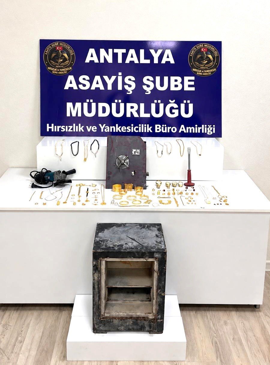 Evden Çaldıkları Çelik Kasaları Dereye Attılar, Altınları Motosiklet Koltuğuna Sakladılar