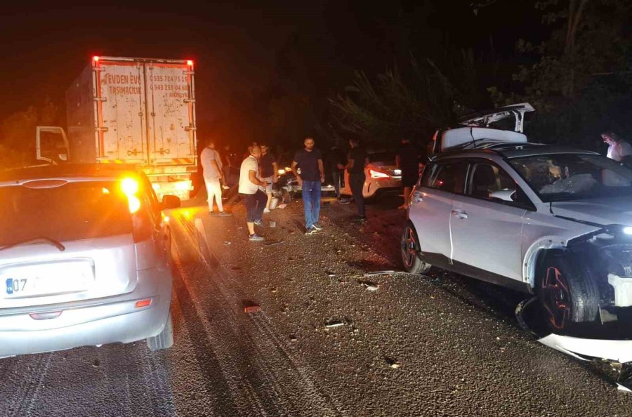 Antalya’da 4 Aracın Karıştığı Kazada Ortalık Savaş Alanına Döndü