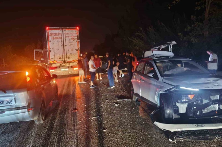Antalya’da 4 Aracın Karıştığı Kazada Ortalık Savaş Alanına Döndü