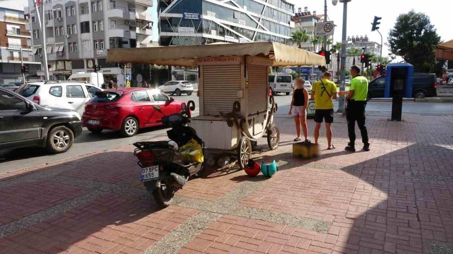 Kırmızı Işıkta Motosikletle Bekleyen Turistler Bir Anda Kaldırıma Çıktı, Büfeye Çarpıp Yere Savruldu
