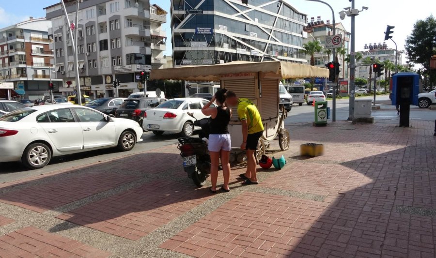 Kırmızı Işıkta Motosikletle Bekleyen Turistler Bir Anda Kaldırıma Çıktı, Büfeye Çarpıp Yere Savruldu