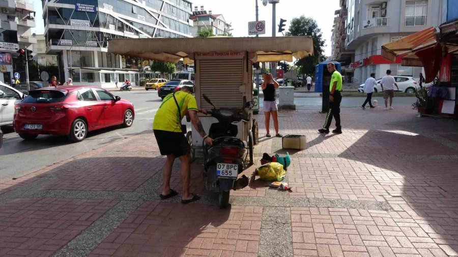 Kırmızı Işıkta Motosikletle Bekleyen Turistler Bir Anda Kaldırıma Çıktı, Büfeye Çarpıp Yere Savruldu