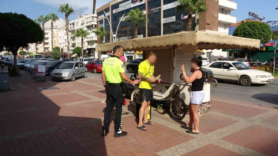 Kırmızı Işıkta Motosikletle Bekleyen Turistler Bir Anda Kaldırıma Çıktı, Büfeye Çarpıp Yere Savruldu
