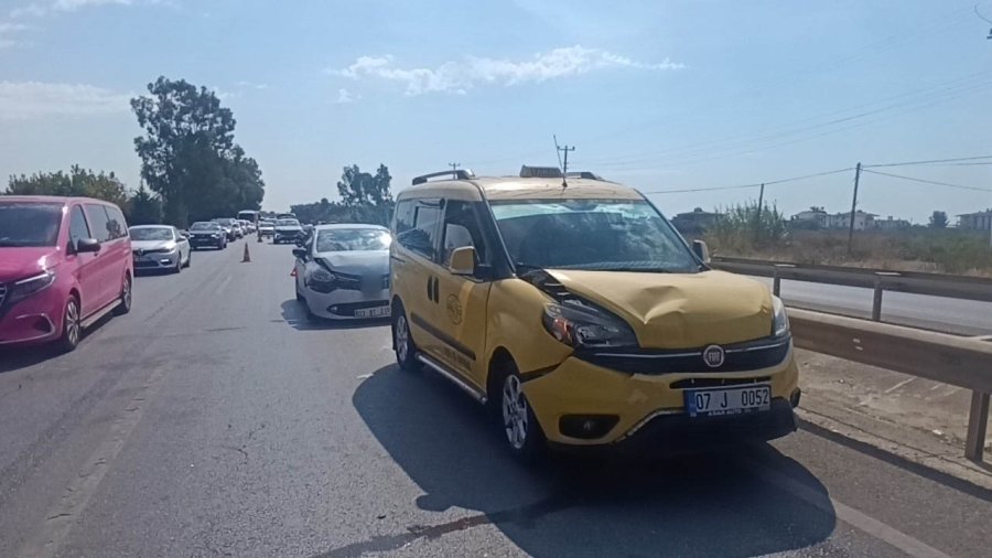 Manavgat’ta 3 Araçlı Zincirleme Kaza, Trafikte Uzun Araç Kuyruğuna Neden Oldu
