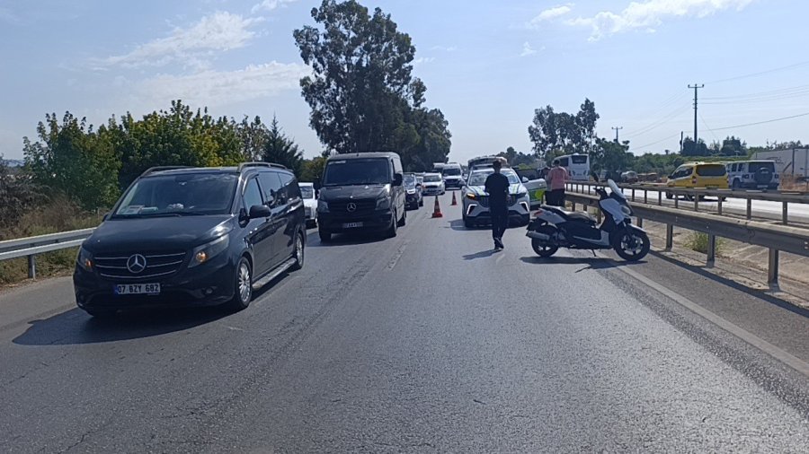 Manavgat’ta 3 Araçlı Zincirleme Kaza, Trafikte Uzun Araç Kuyruğuna Neden Oldu