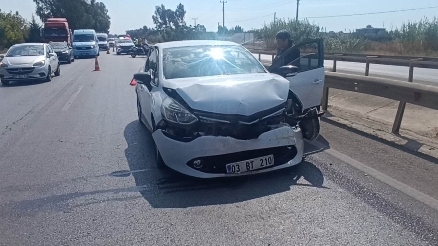 Manavgat’ta 3 Araçlı Zincirleme Kaza, Trafikte Uzun Araç Kuyruğuna Neden Oldu