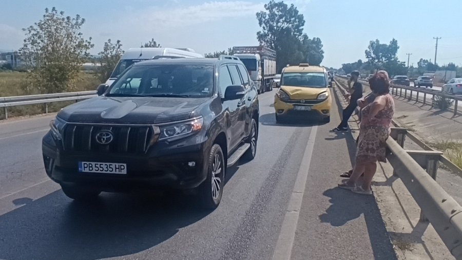Manavgat’ta 3 Araçlı Zincirleme Kaza, Trafikte Uzun Araç Kuyruğuna Neden Oldu