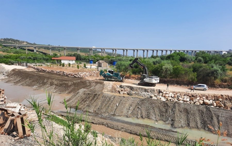 Mersin’de Sel Ve Taşkın Riskine Karşı Dere Islahı Çalışmaları Sürüyor