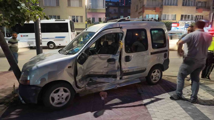 Niğde’de Panelvan Araç Ve Motosiklete Çarpan Hafif Ticari Araç, Ağaca Çarparak Durabildi: 3 Yaralı