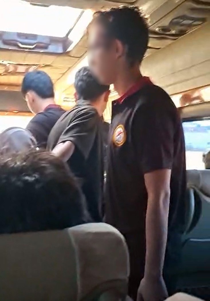 Öğrenciler Serviste Üst Üste Okula Gidiyor