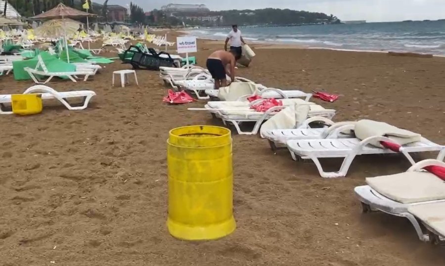 Alanya’da Şiddetli Rüzgar Sahili Savaş Alanına Çevirdi: Şezlonglar Metrelerce Sürüklendi