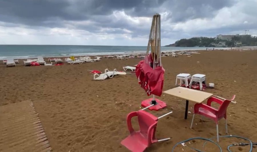 Alanya’da Şiddetli Rüzgar Sahili Savaş Alanına Çevirdi: Şezlonglar Metrelerce Sürüklendi