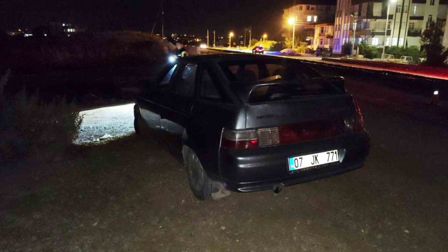 Antalya’da Kontrolden Çıkan Otomobil Refüje Çarptı: 1 Yaralı