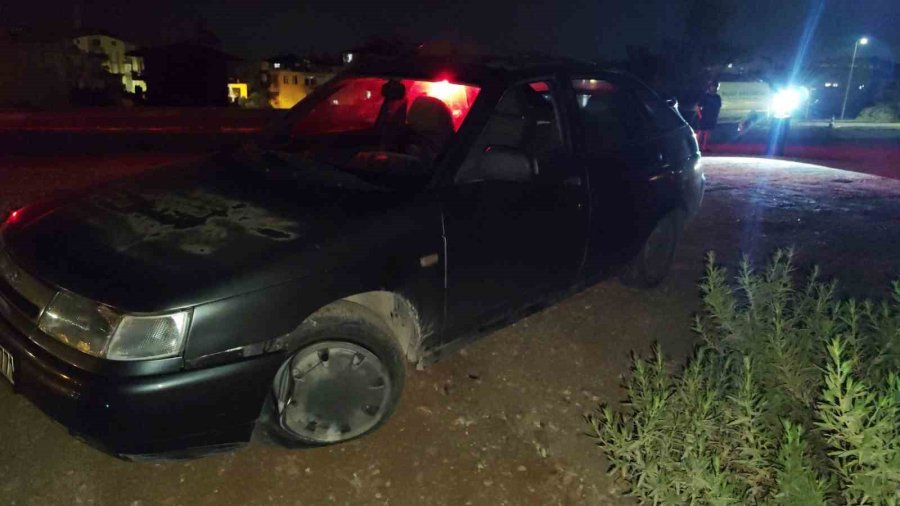 Antalya’da Kontrolden Çıkan Otomobil Refüje Çarptı: 1 Yaralı